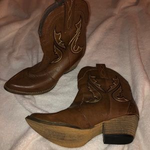 Very Volatile brown cowgirl boots. Size 6